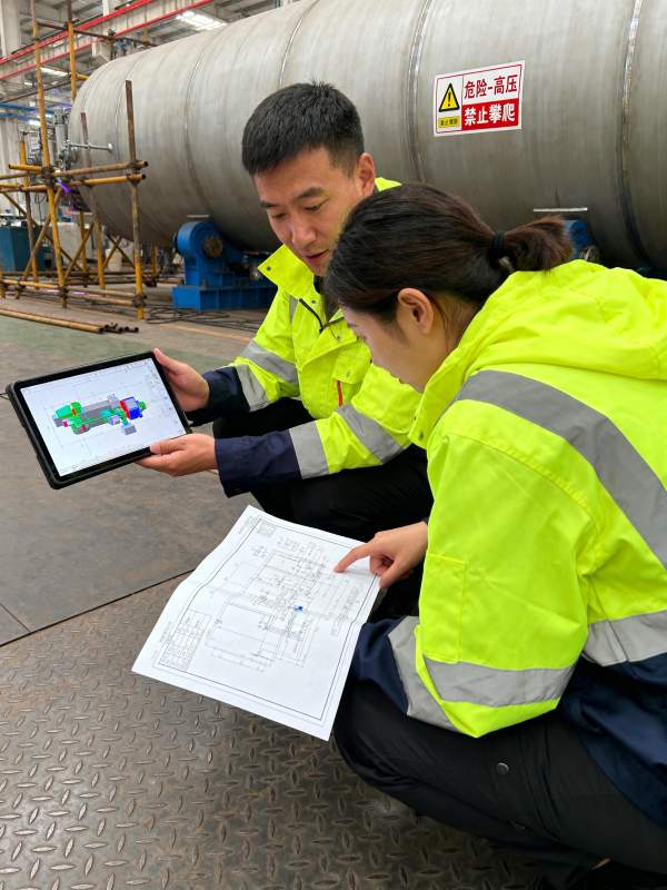 工厂技术人员现场协作图片