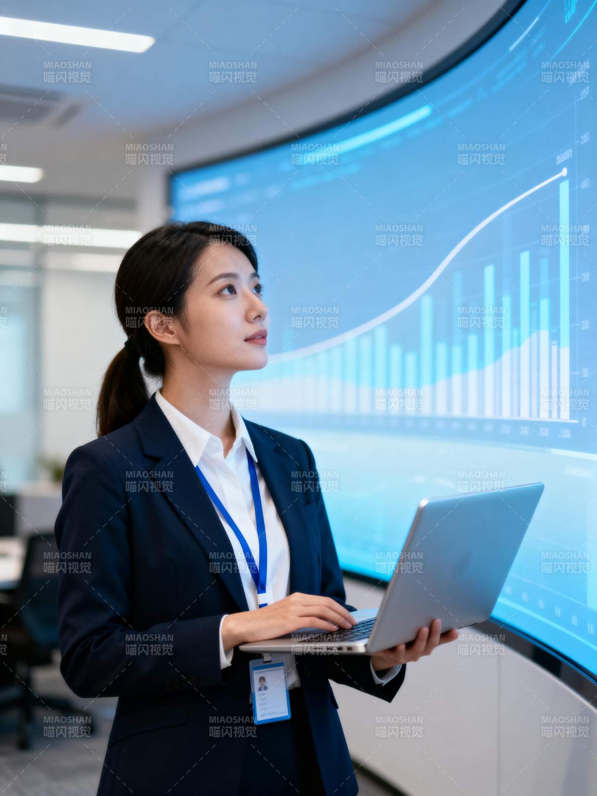 职场女性专注工作图片