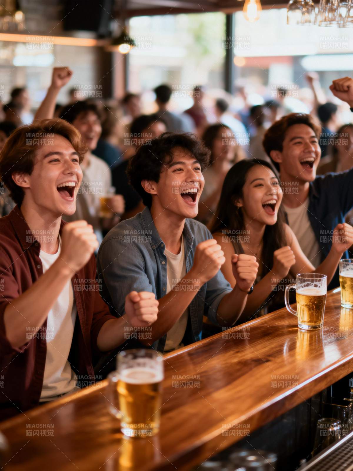 酒吧狂欢 举杯欢呼图片
