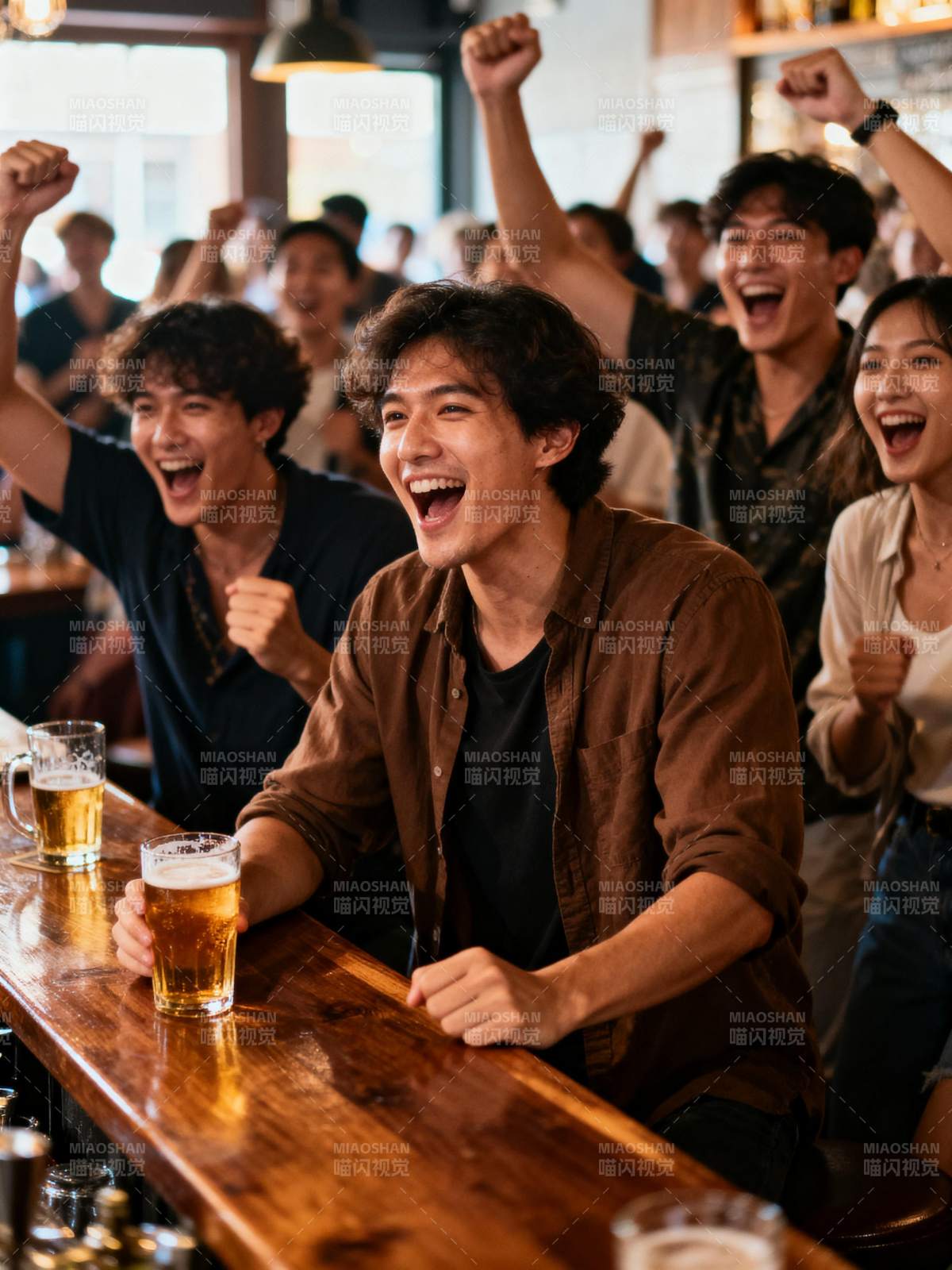 酒吧狂欢 举杯欢呼图片