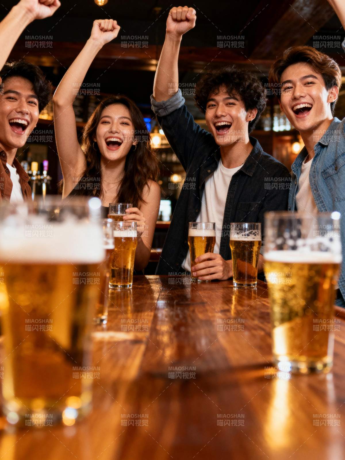 举杯欢庆时刻图片