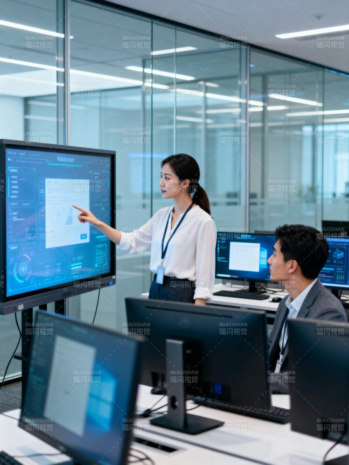 智能办公协作场景图片