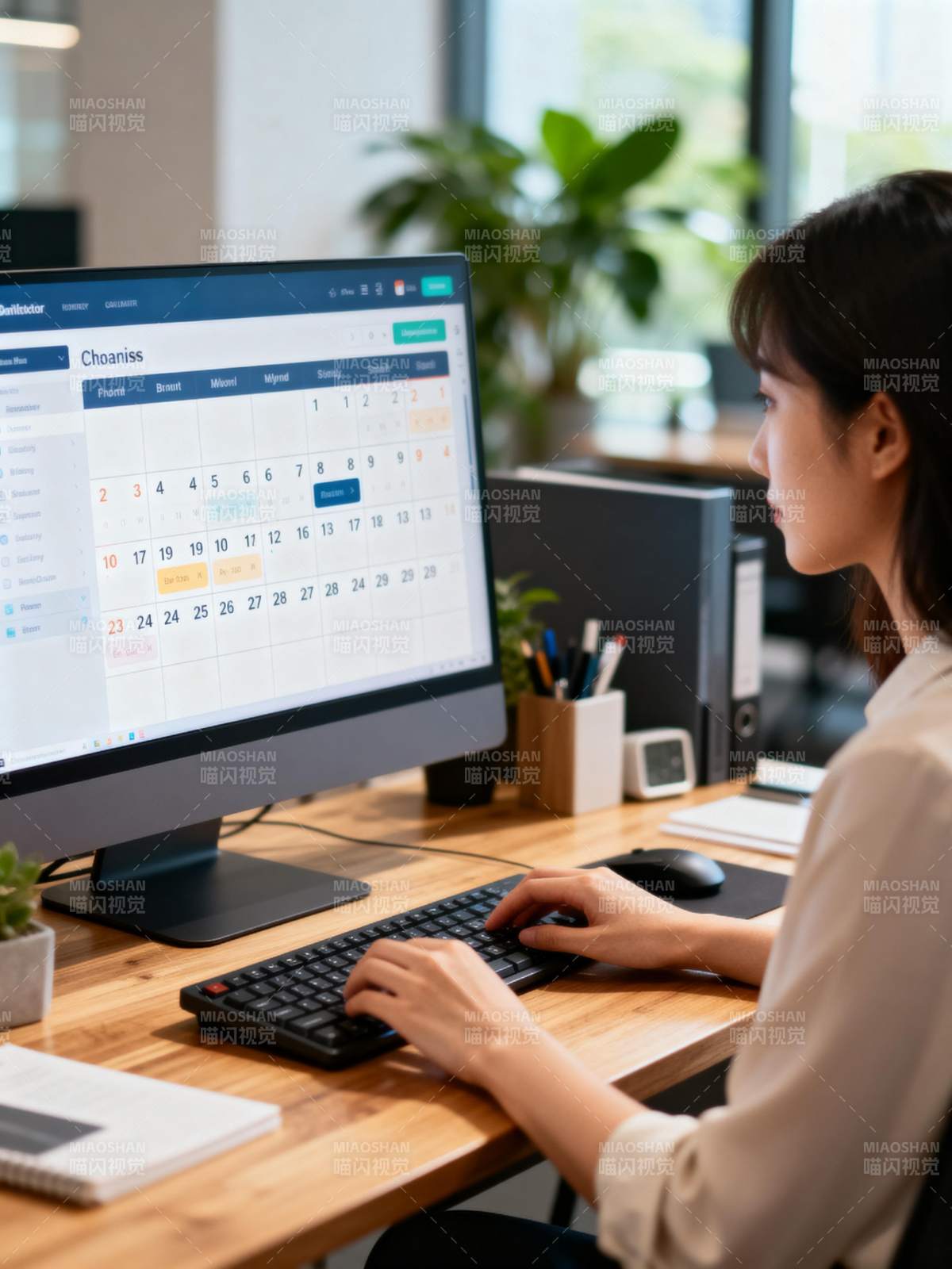 办公桌前专注工作图片