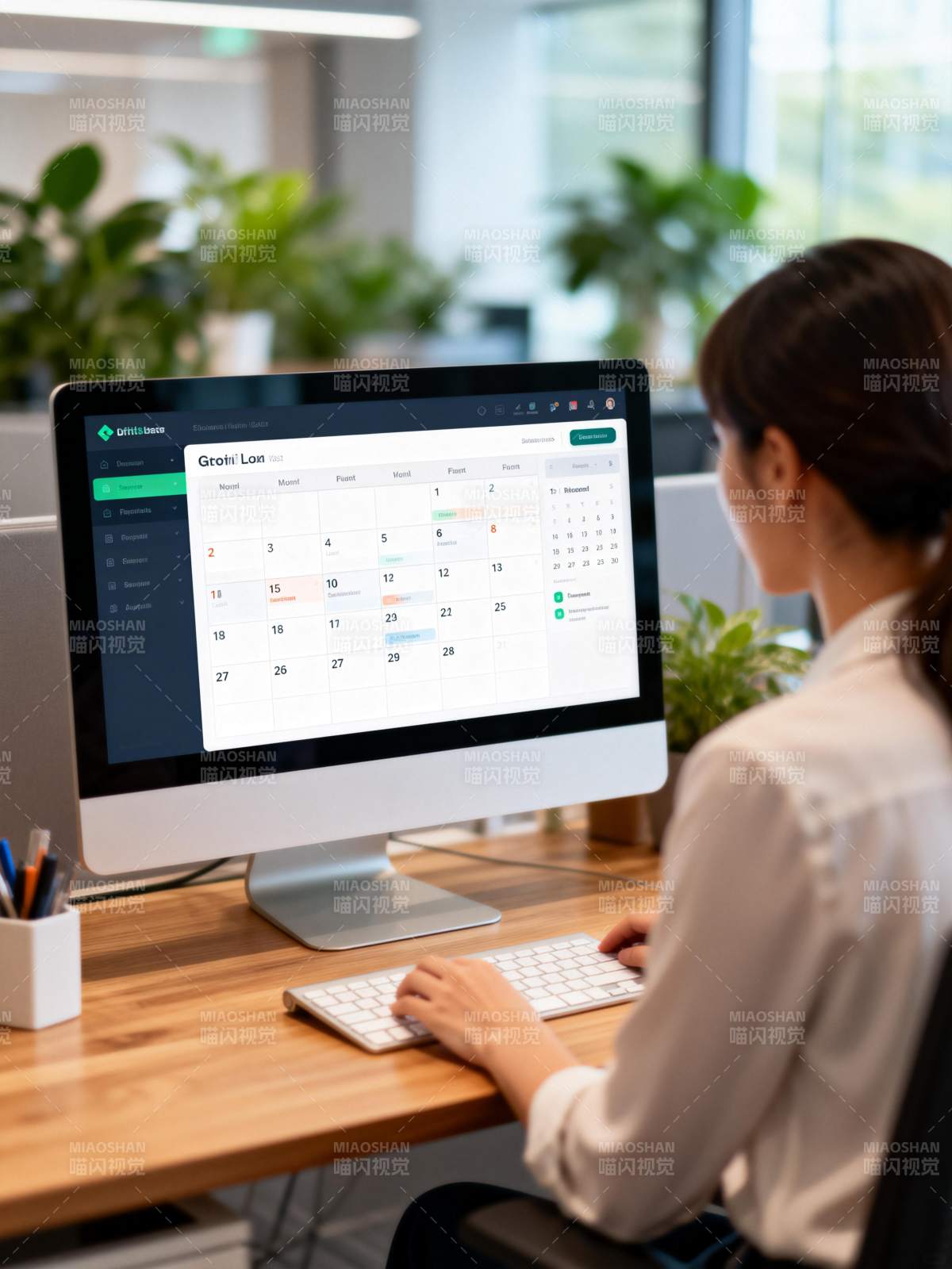 办公桌前的日历规划图片