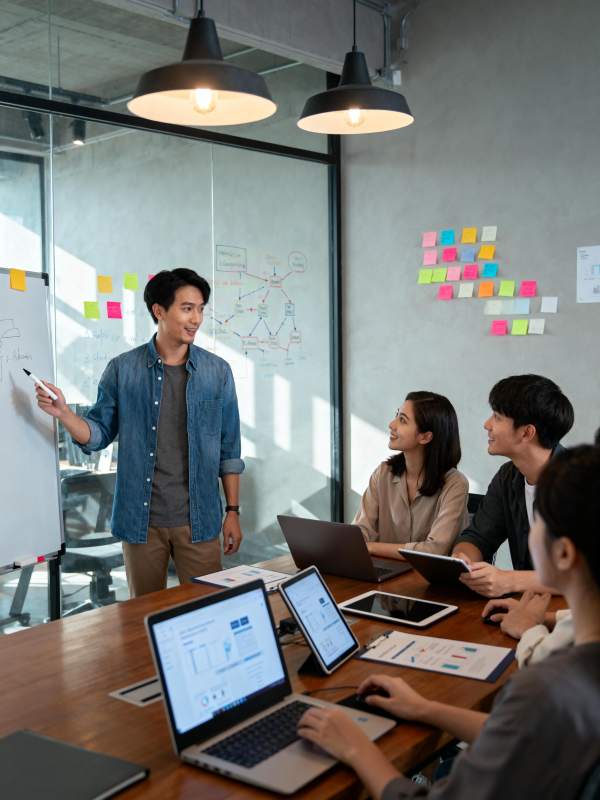 团队协作办公场景图片