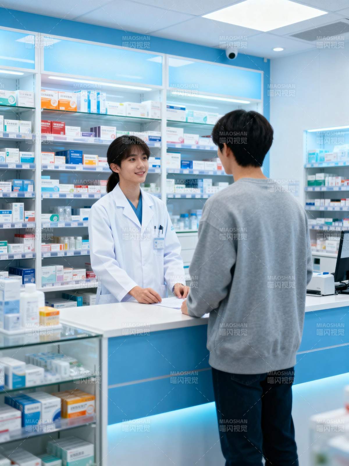 药房咨询场景图片