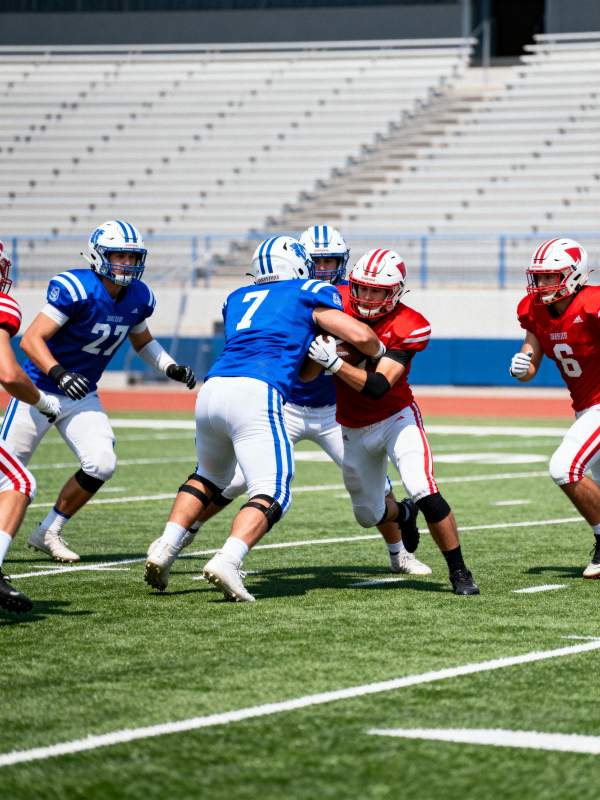 美式足球激烈对抗图片