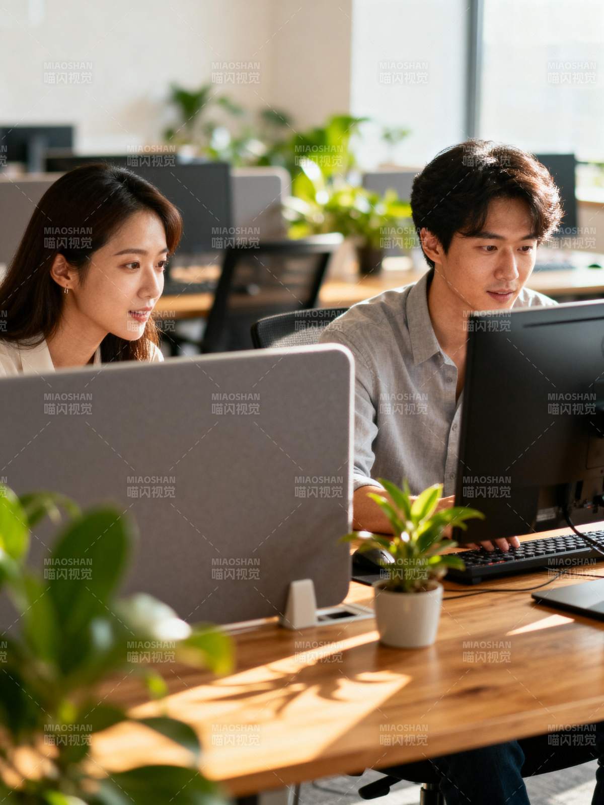 办公桌前专注工作图片