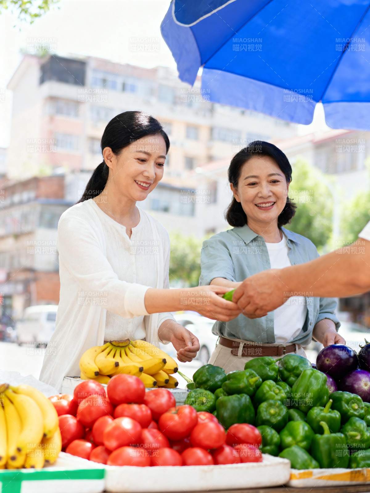 市场买菜 笑容满面图片