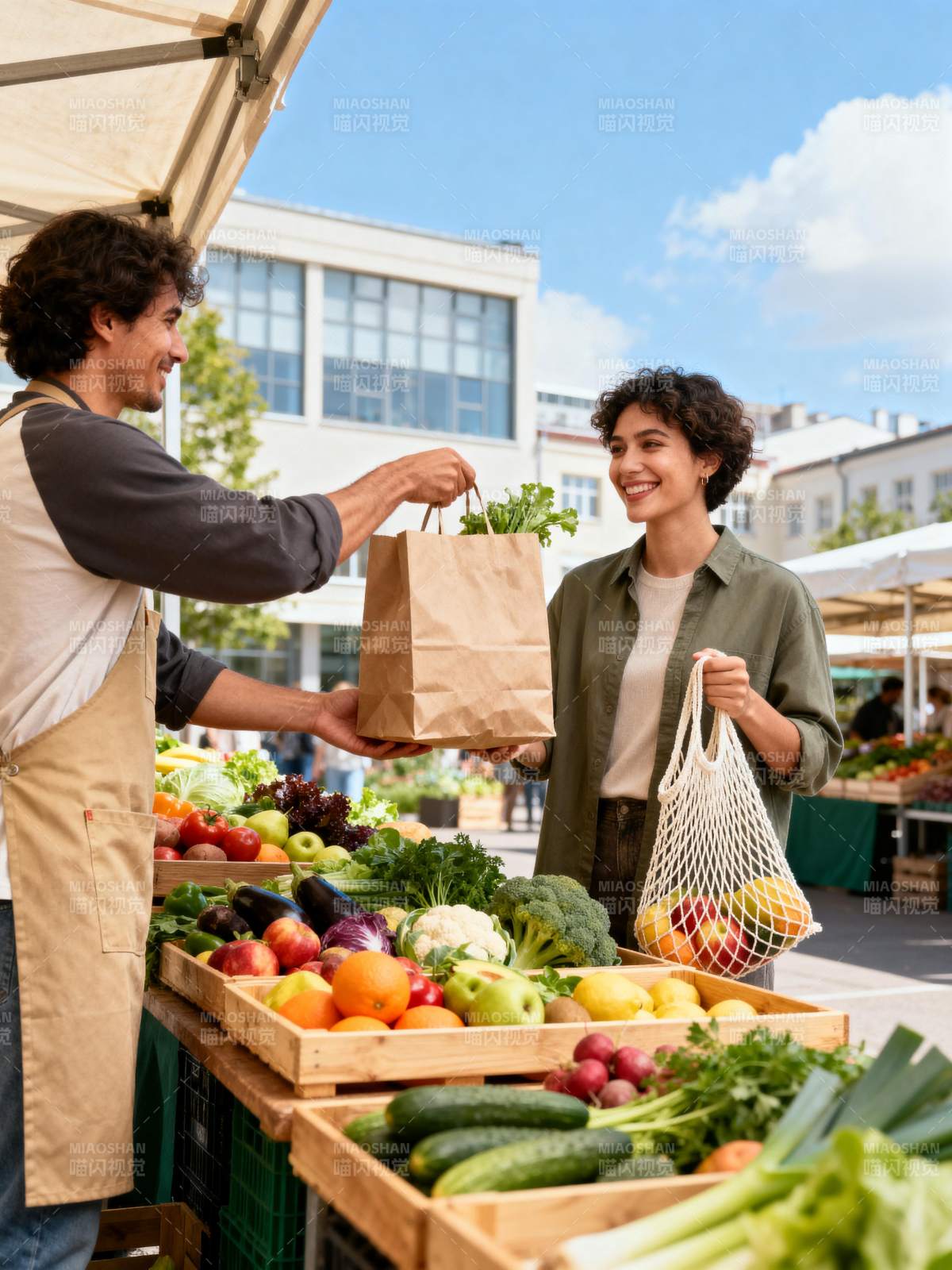 市集买菜 笑容满溢图片