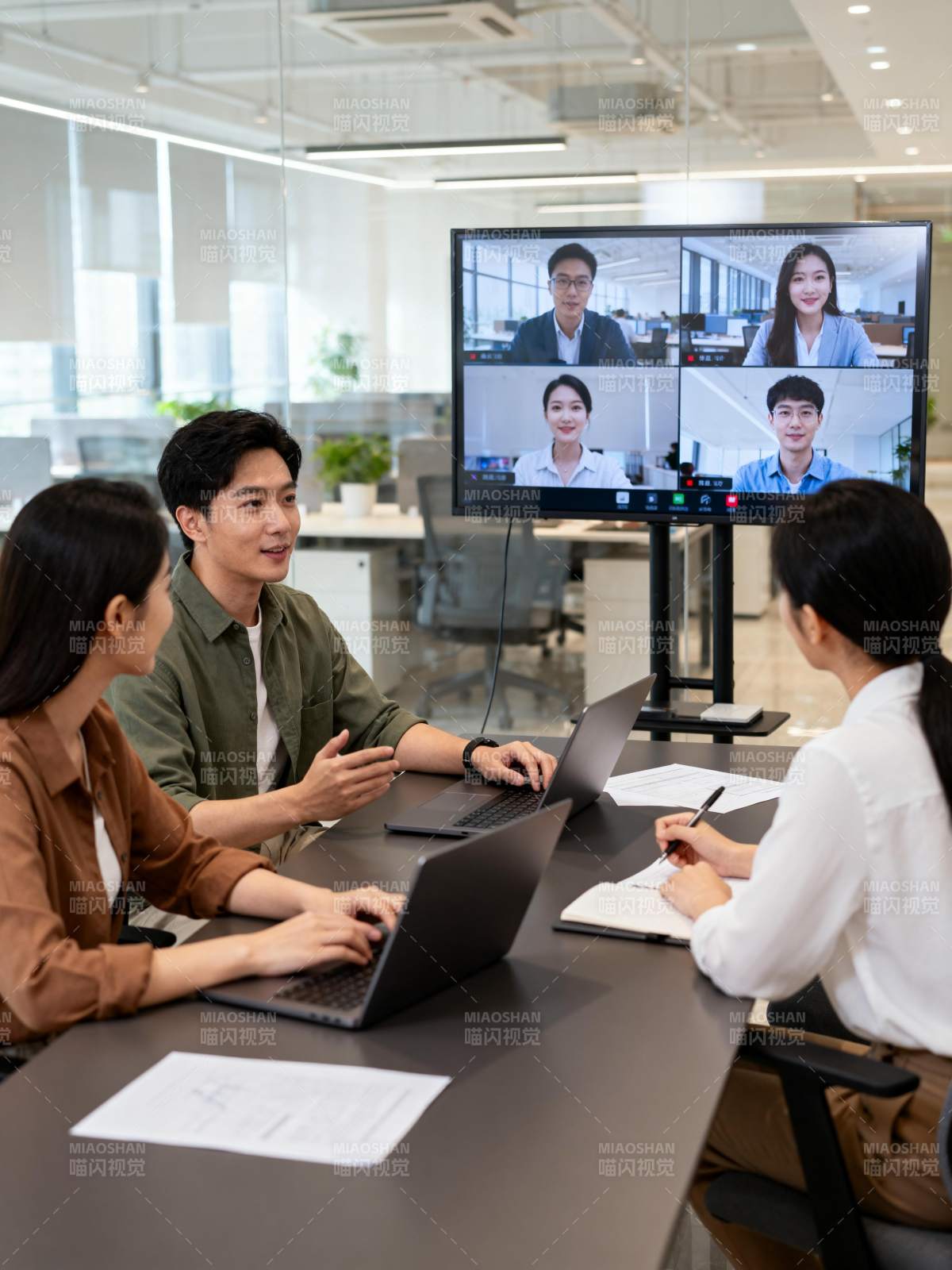 线上会议进行中图片