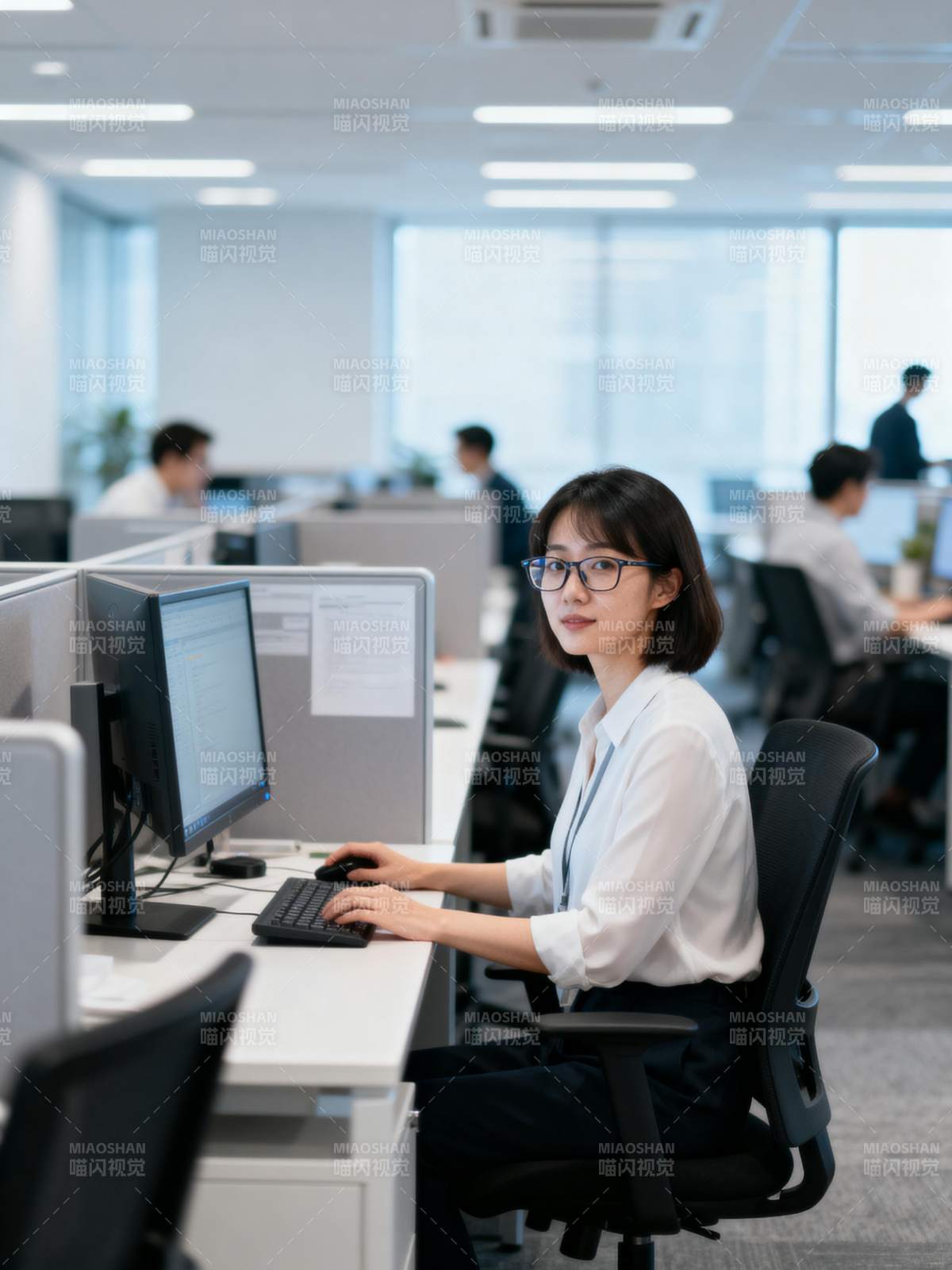 办公室专注工作图片