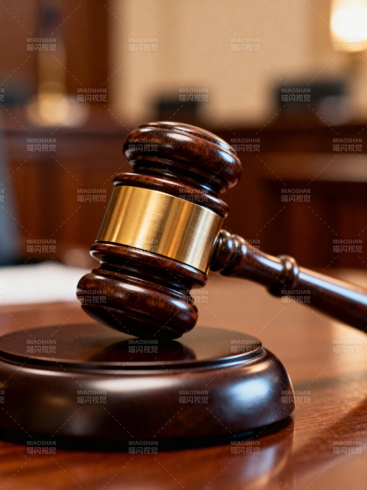法庭法槌特写图片