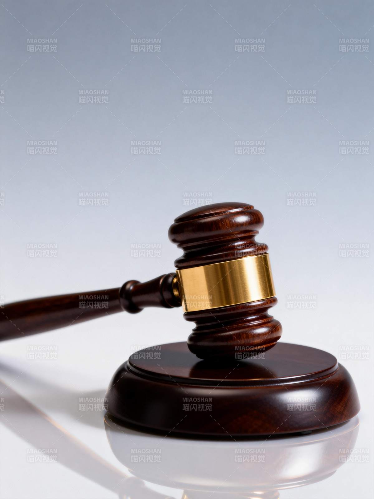 法槌静置 庄严象征图片