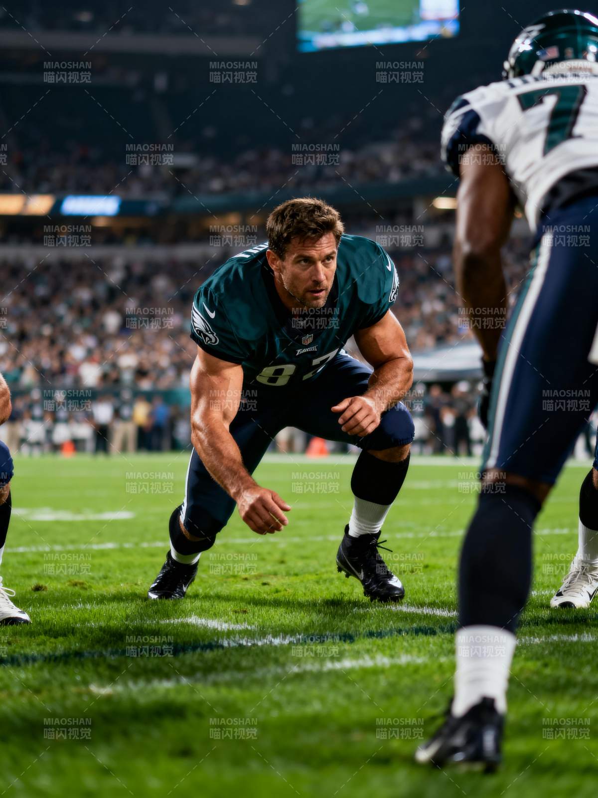 橄榄球运动员准备进攻图片