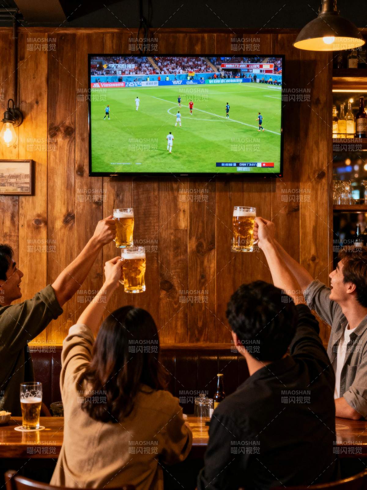 球迷举杯看球赛图片