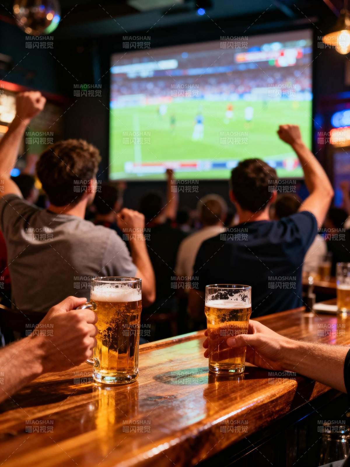 球迷酒吧观赛狂欢图片