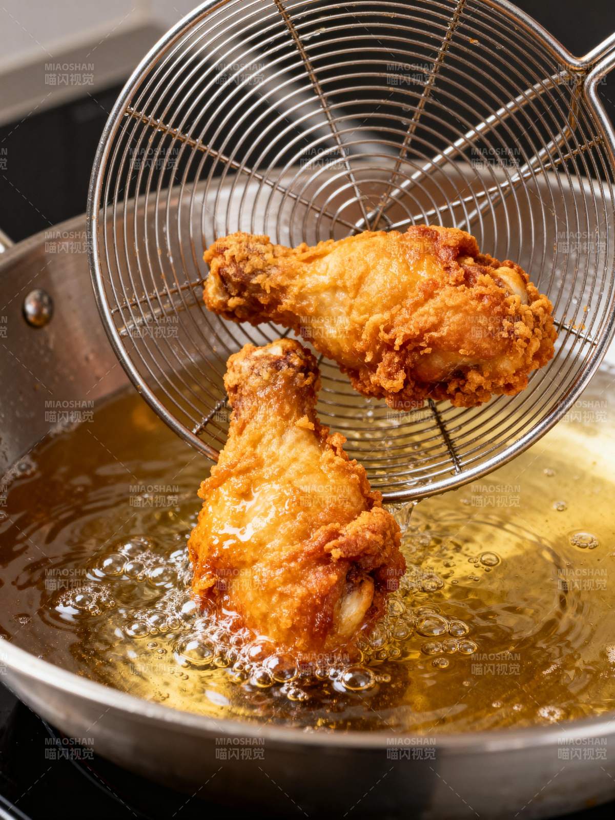 炸鸡腿出锅图片