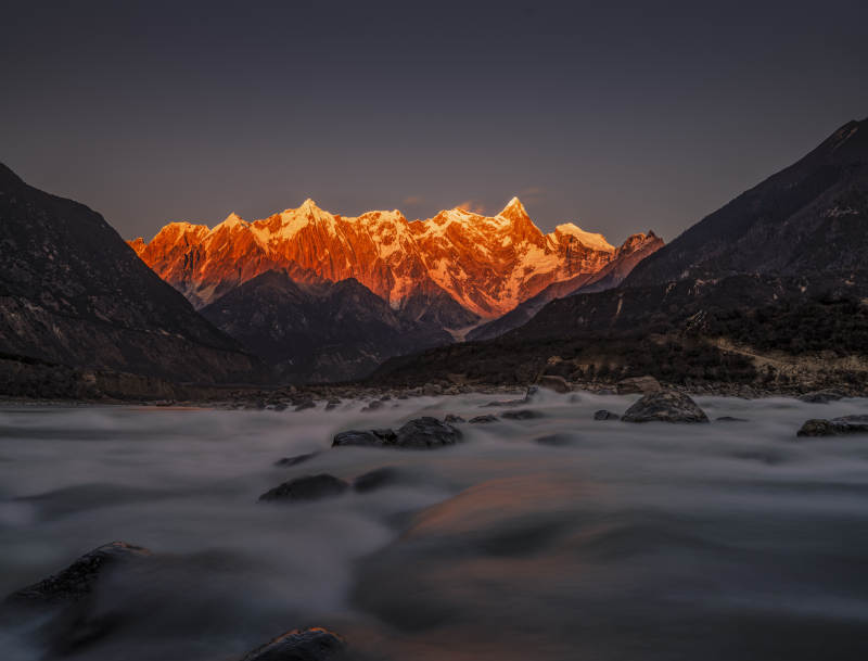 南迦巴瓦峰日照金沙图片