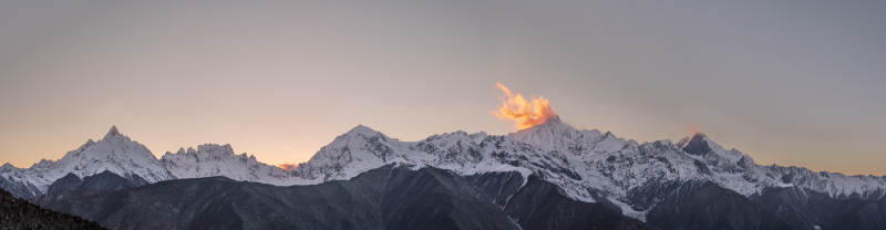 梅里雪山日落图片