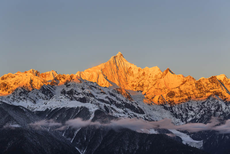 卡瓦格博日照金山图片