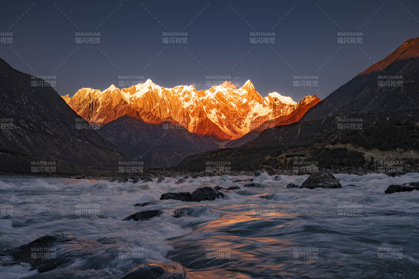 南迦巴瓦峰日照金山图片