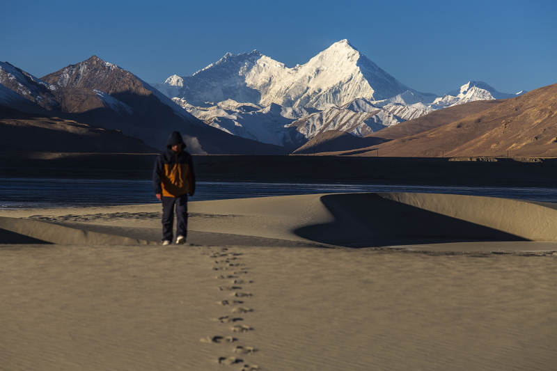 珠峰脚下行迹图片