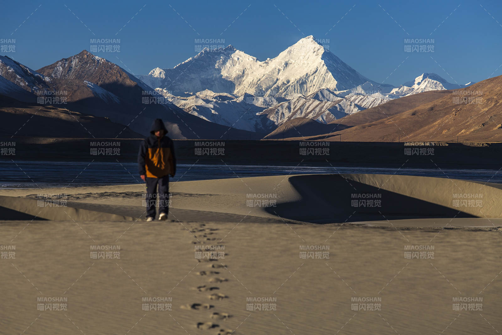 珠峰脚下行迹图片