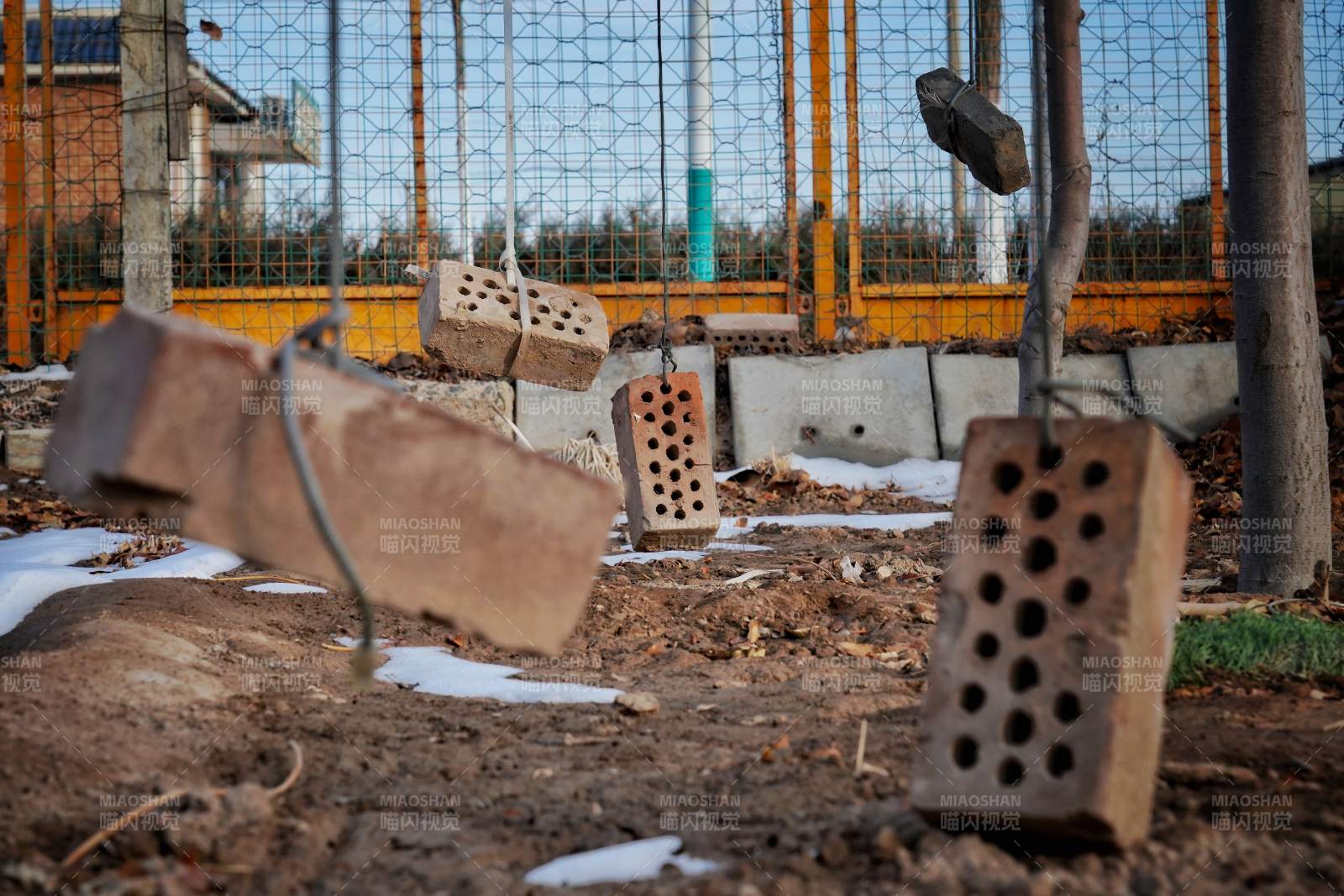 砖块散落园中图片