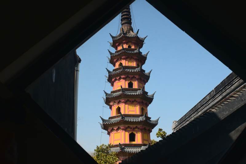 苏州罗汉院双塔映蓝天图片