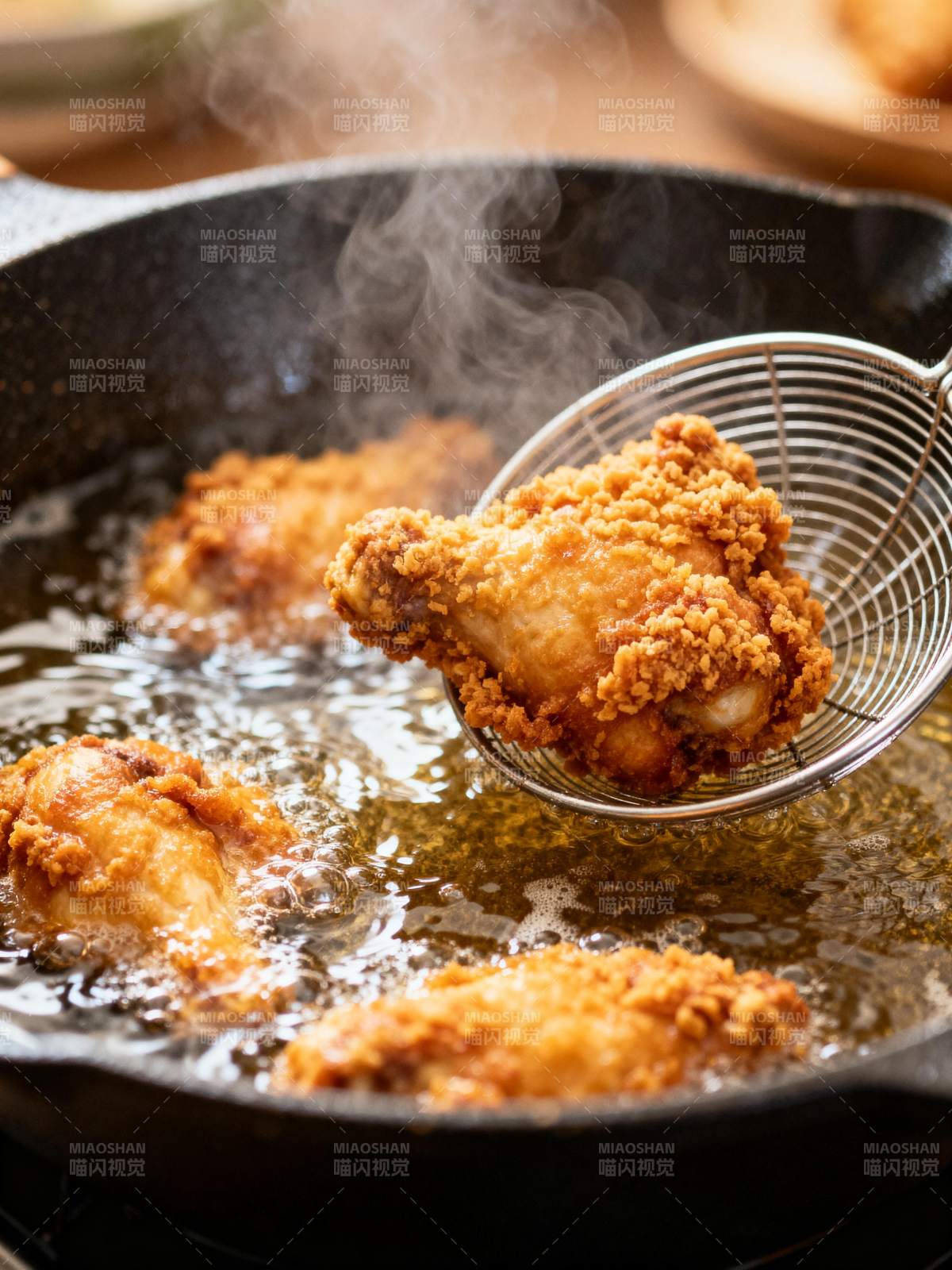 炸鸡腿出锅图片