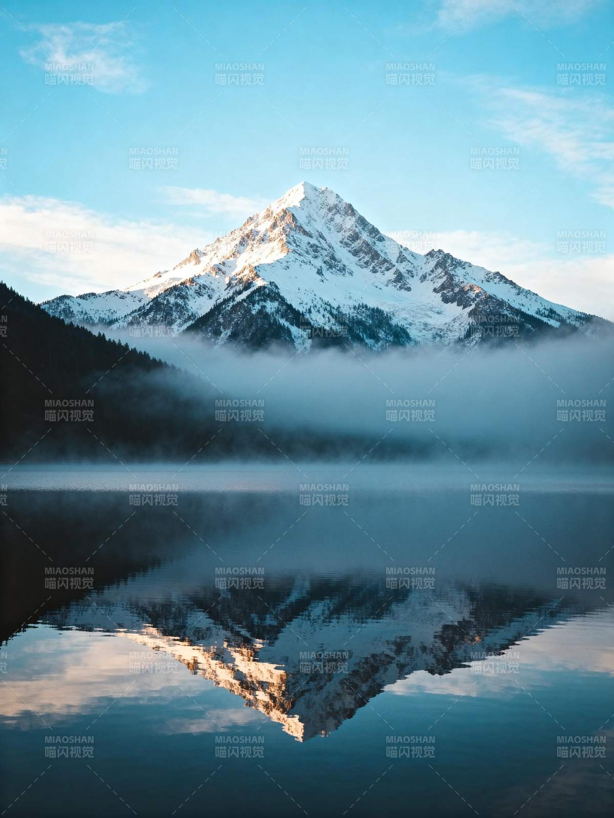 雪山倒影湖中图片