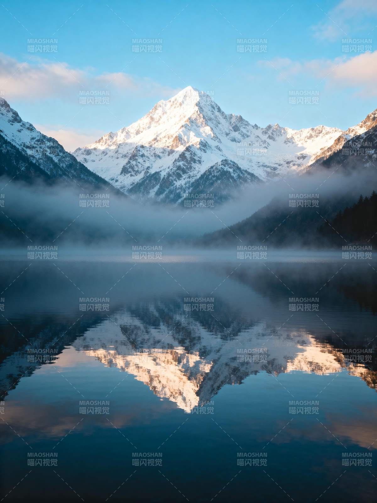 雪山倒影湖中图片