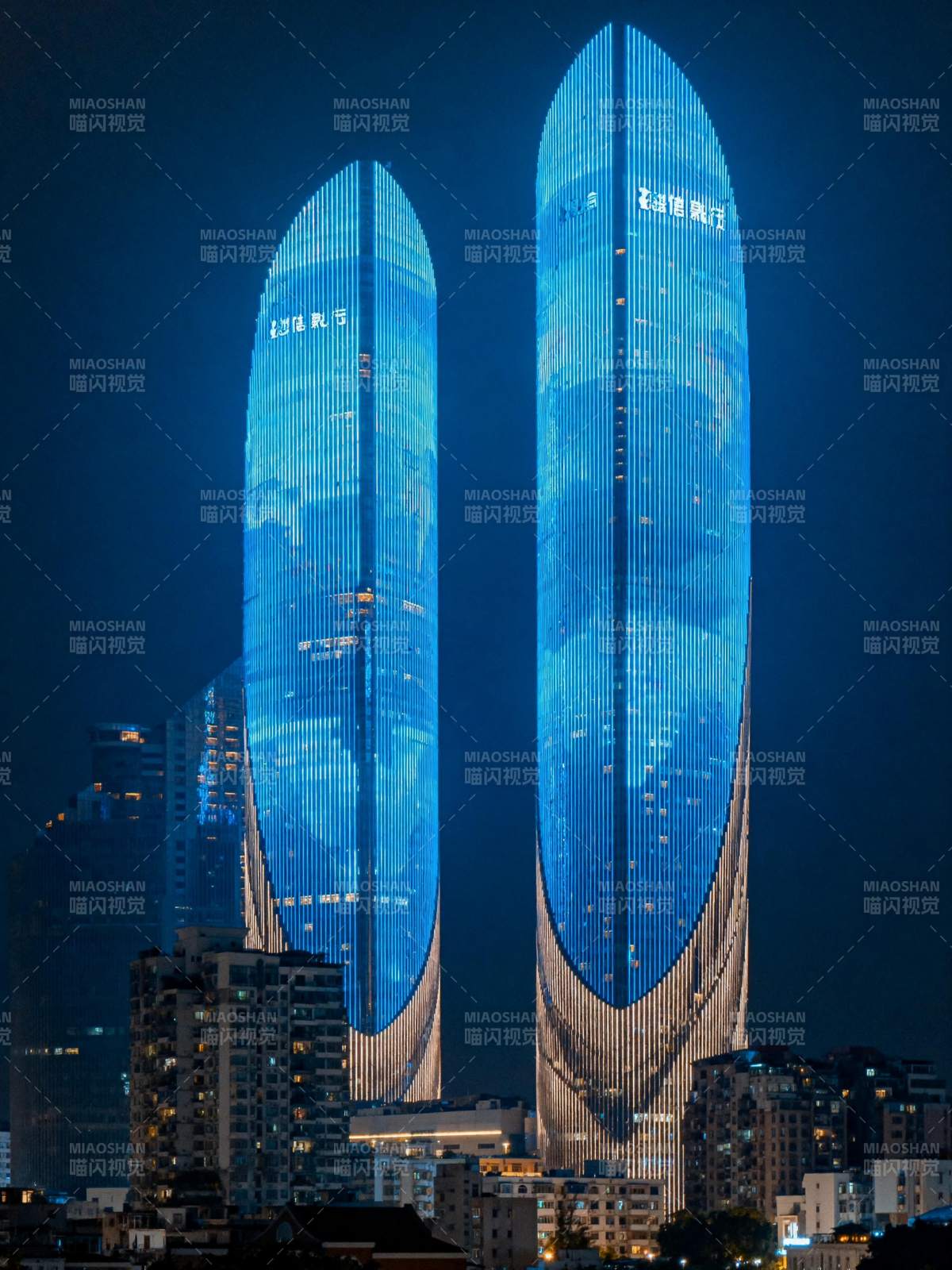 双塔夜景璀璨图片