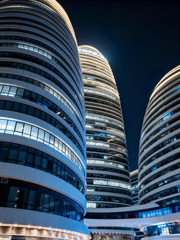 夜幕下的现代建筑群图片