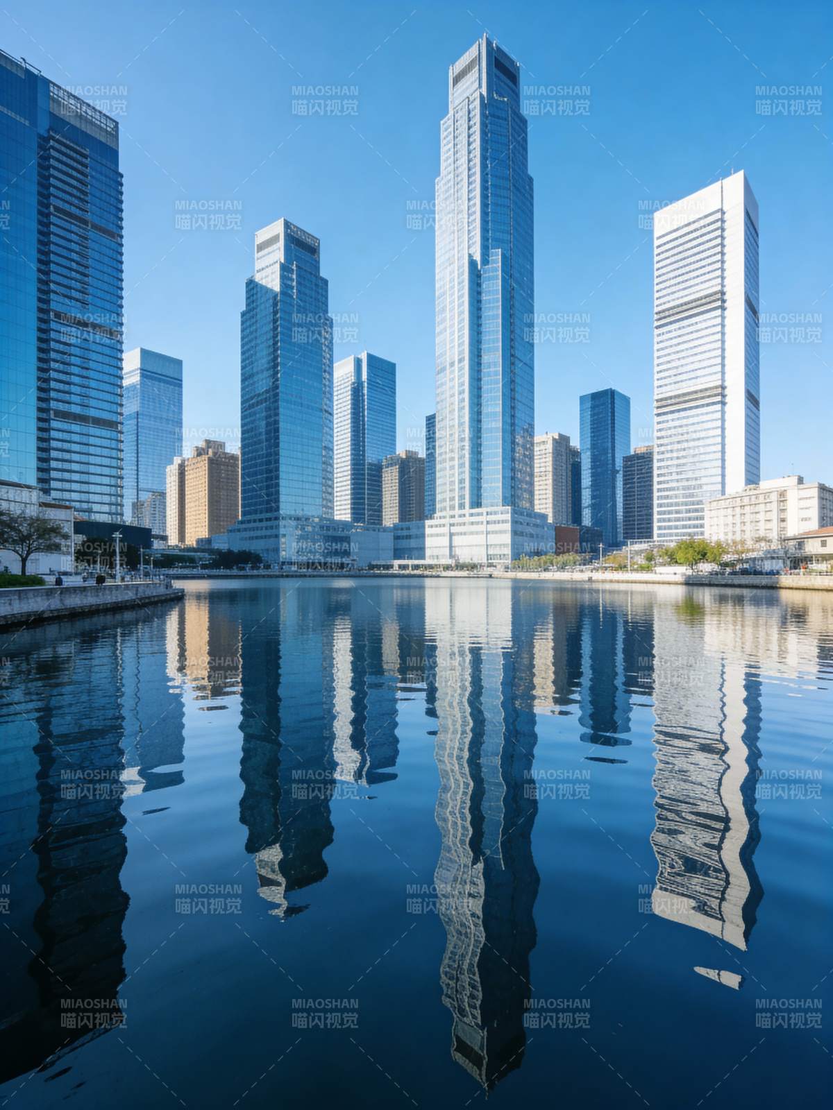 城市天际线倒影图片