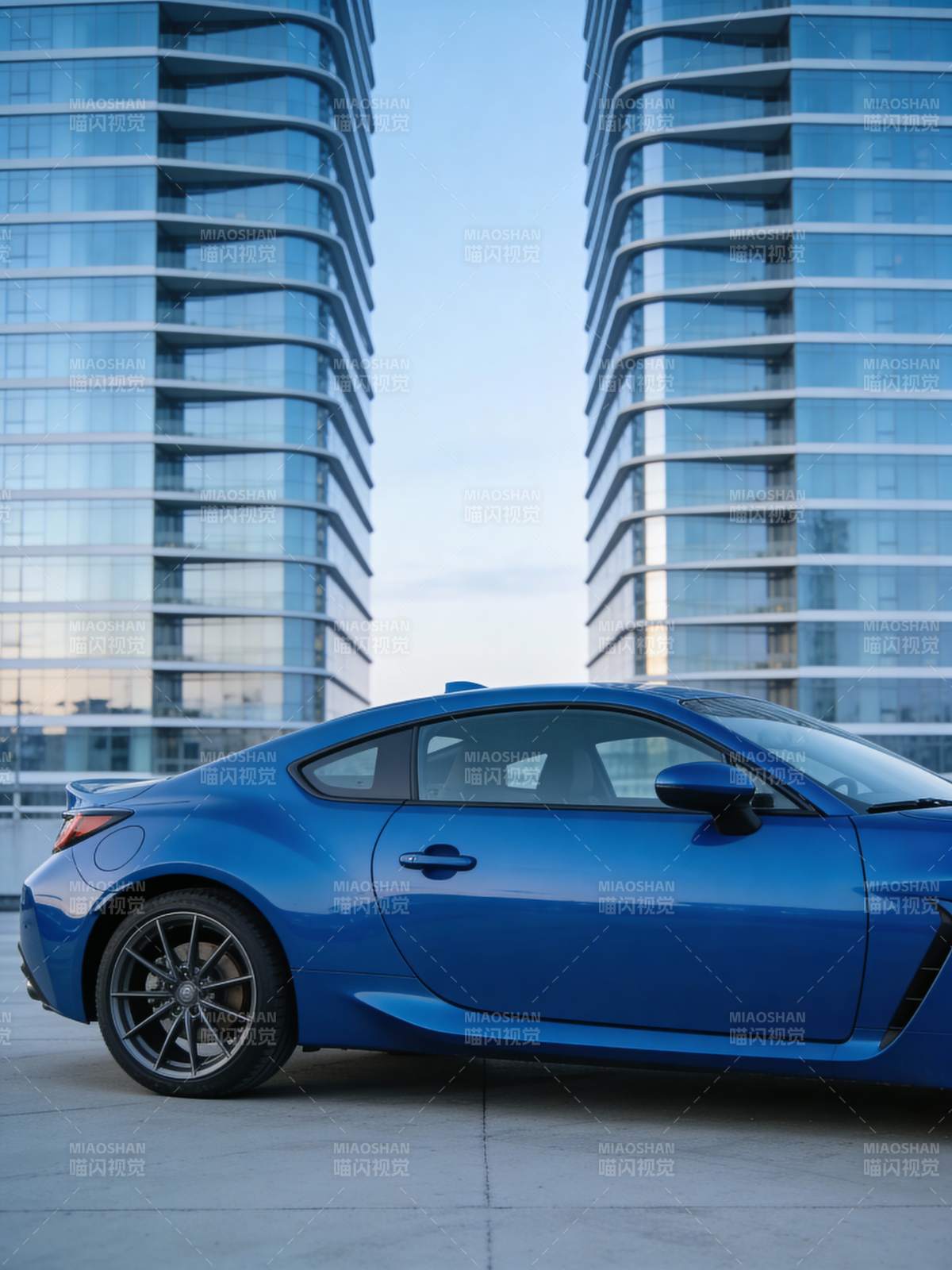 蓝色跑车都市风图片