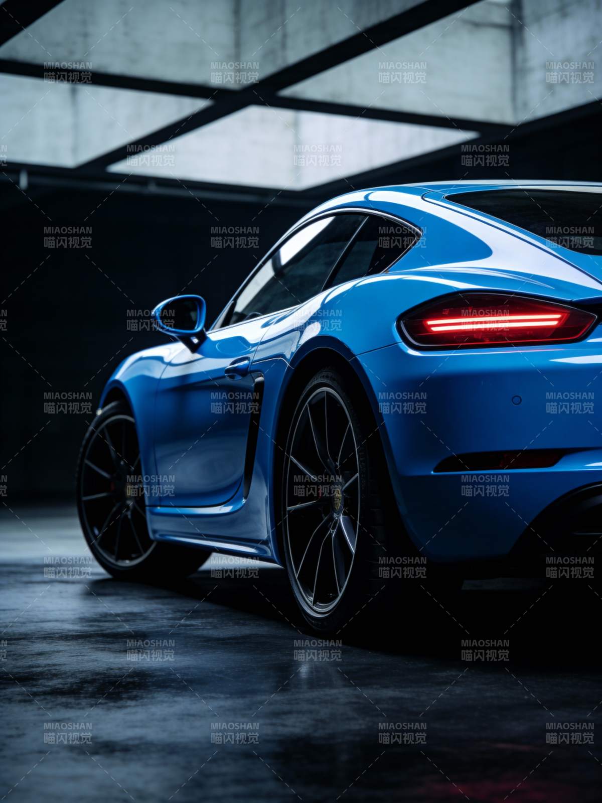 蓝色跑车静谧停驻图片