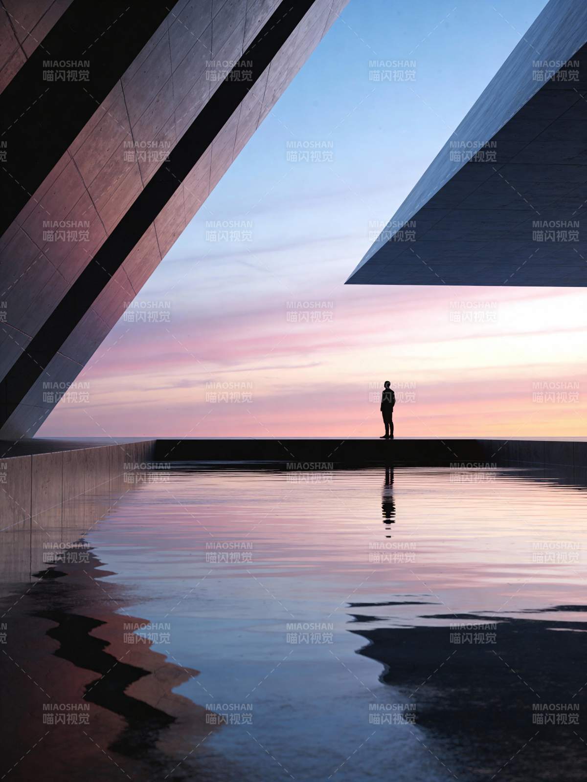 暮色中的孤影图片