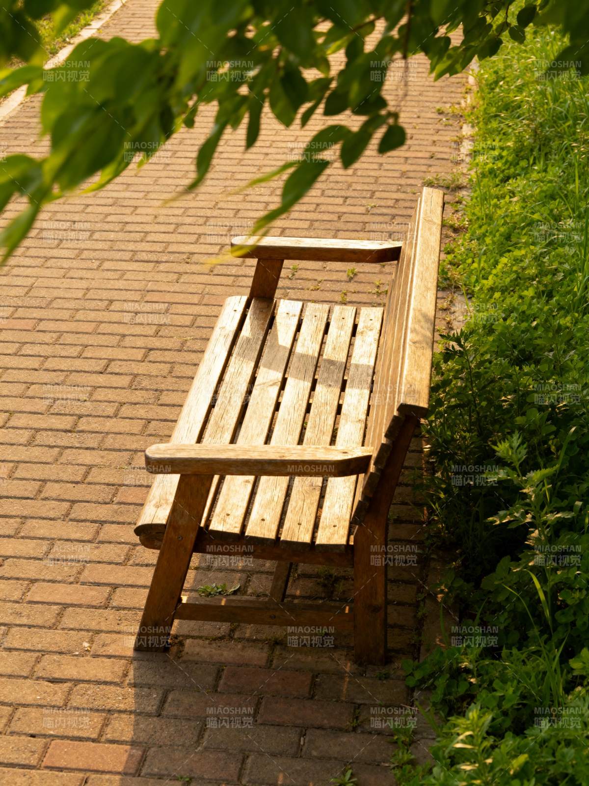 公园长椅静谧时光图片