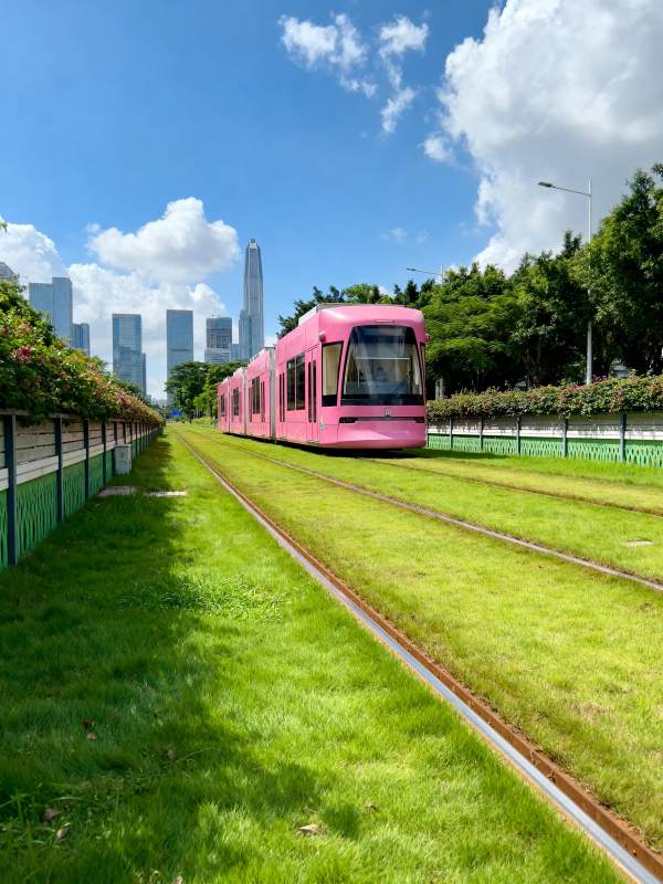 粉色电车穿行绿野图片