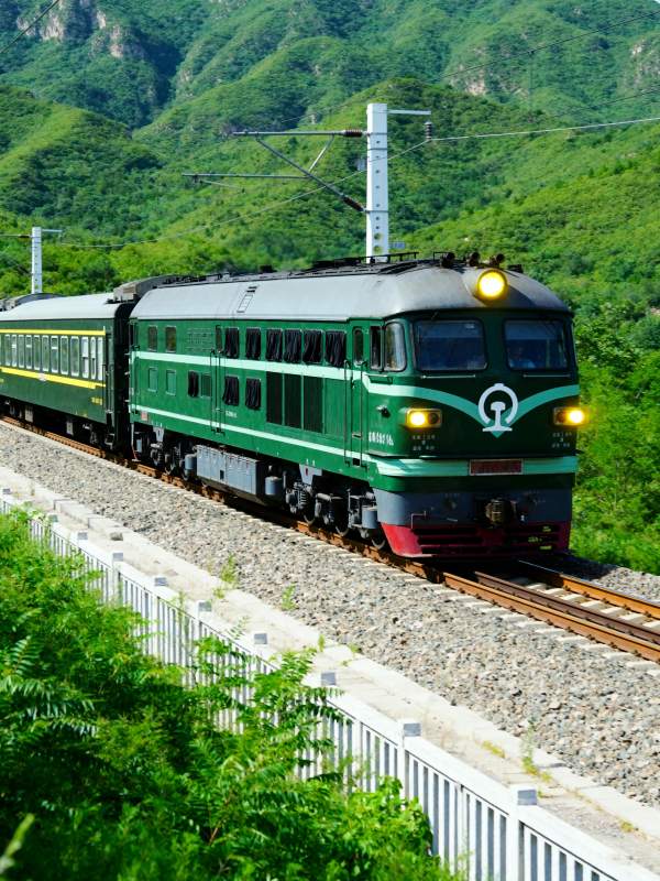 绿皮火车穿行山间图片