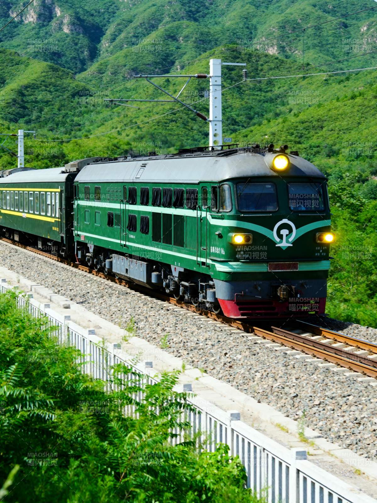 绿皮火车穿行山间图片