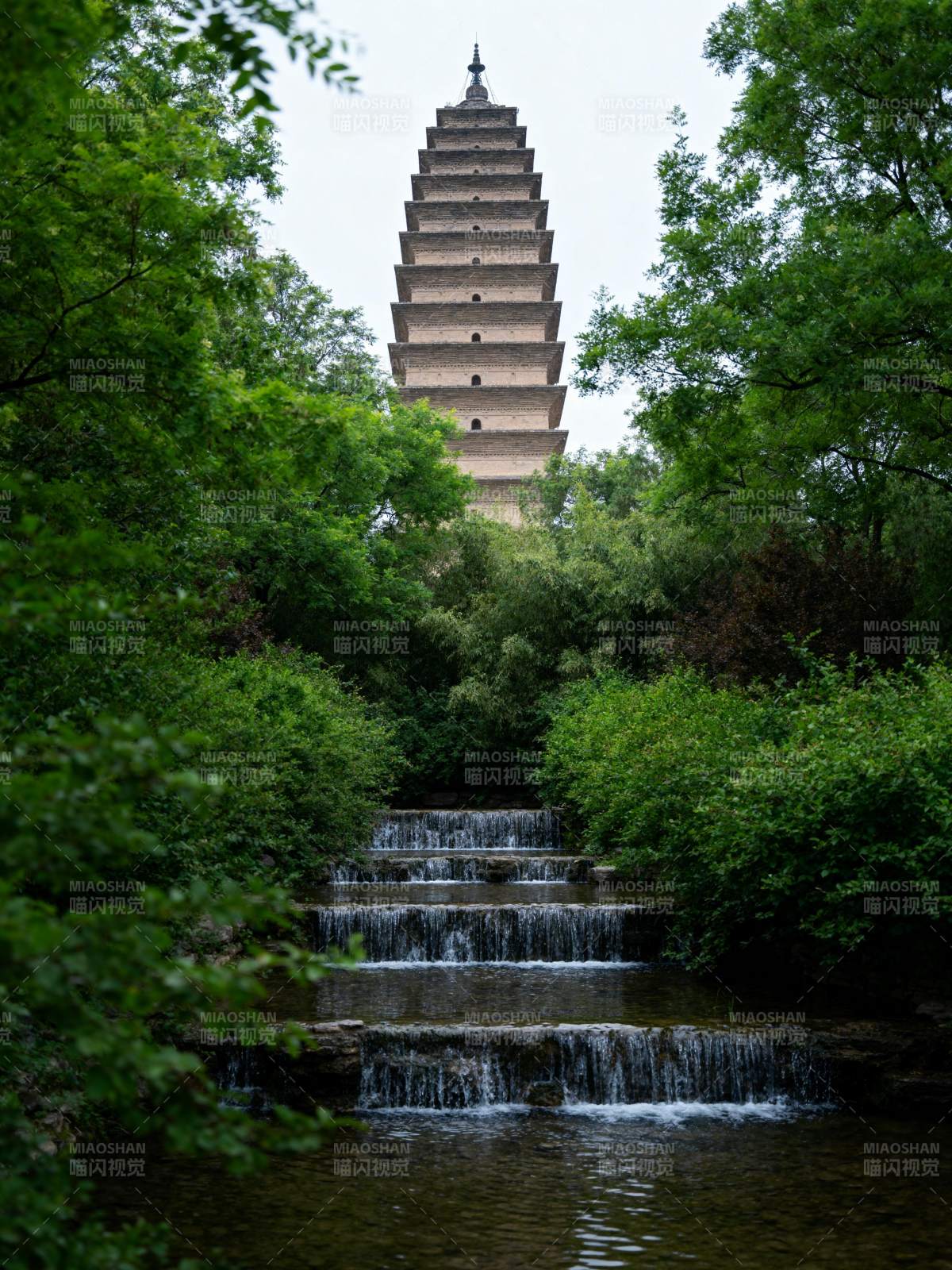 塔影溪流绿意浓图片