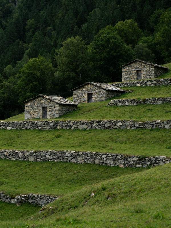 山间石屋静谧景图片