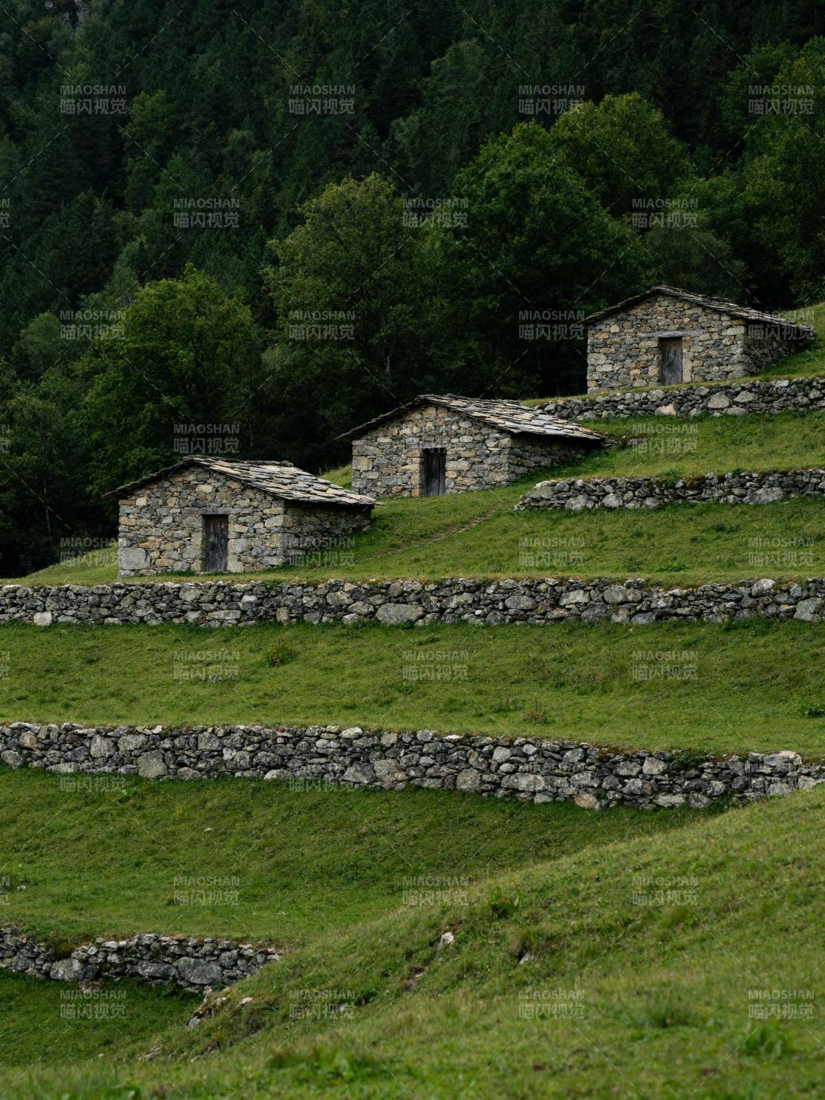 山间石屋静谧景图片