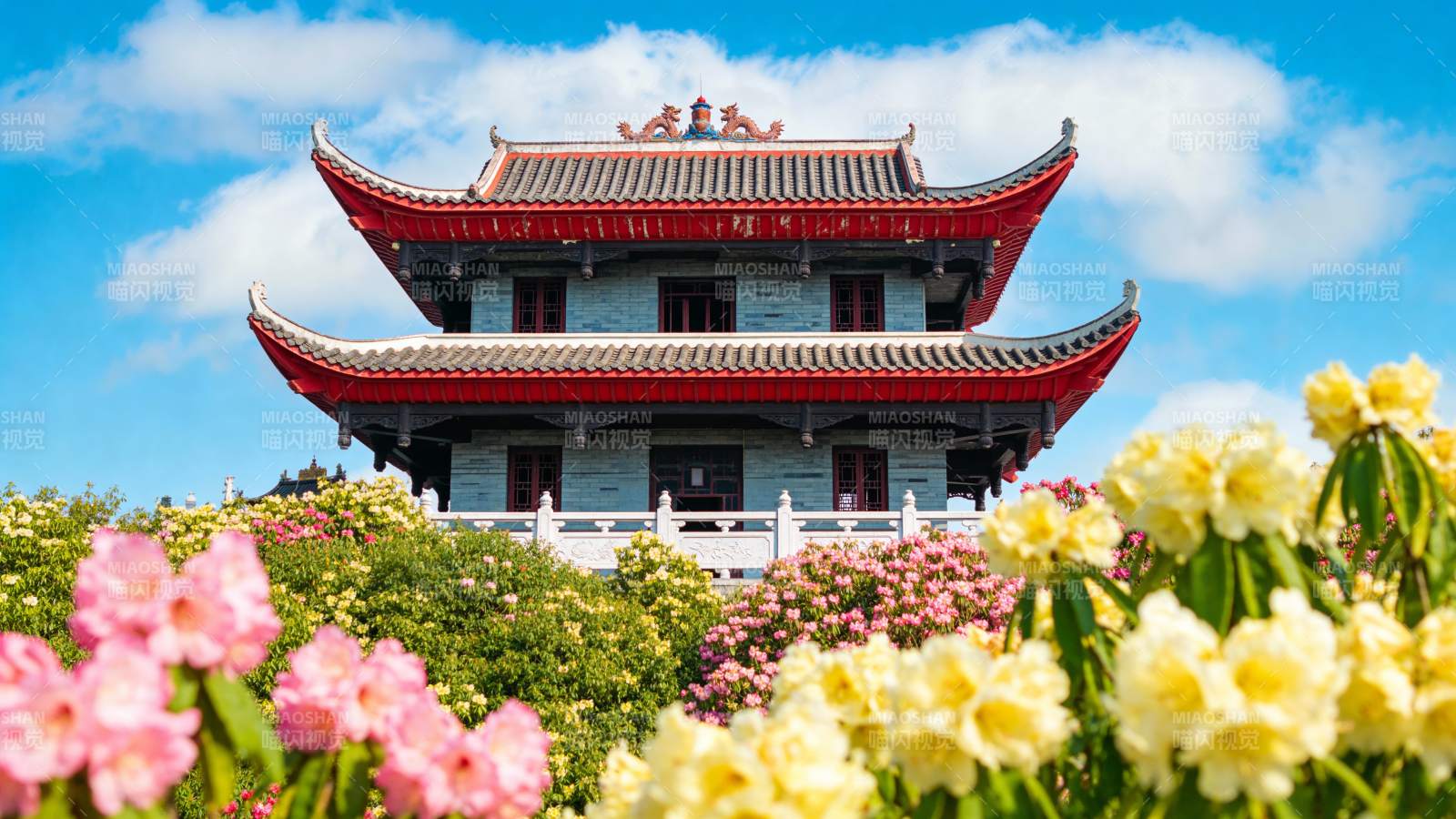 花海中的古建筑图片