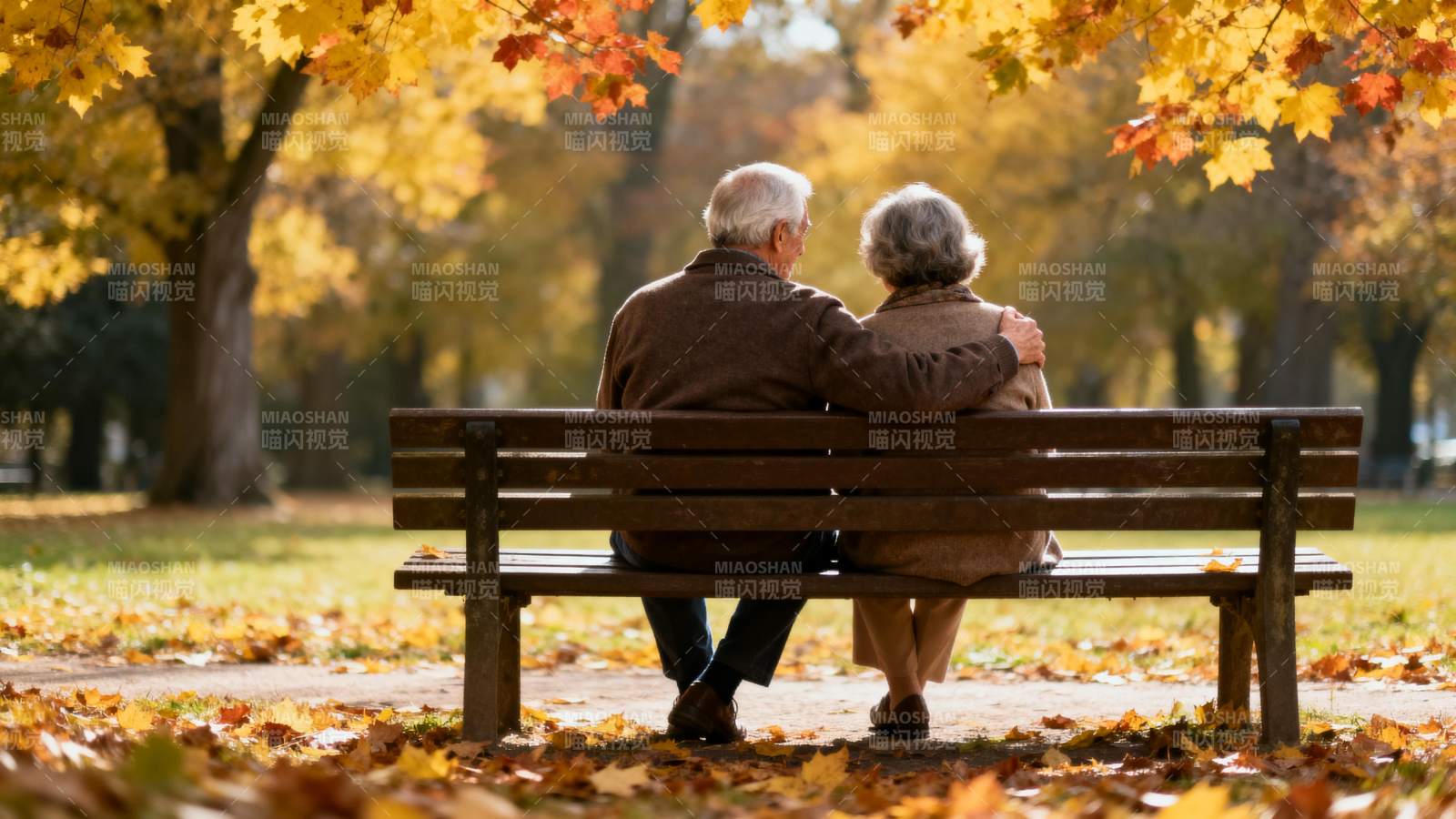秋日公园情侣椅上图片