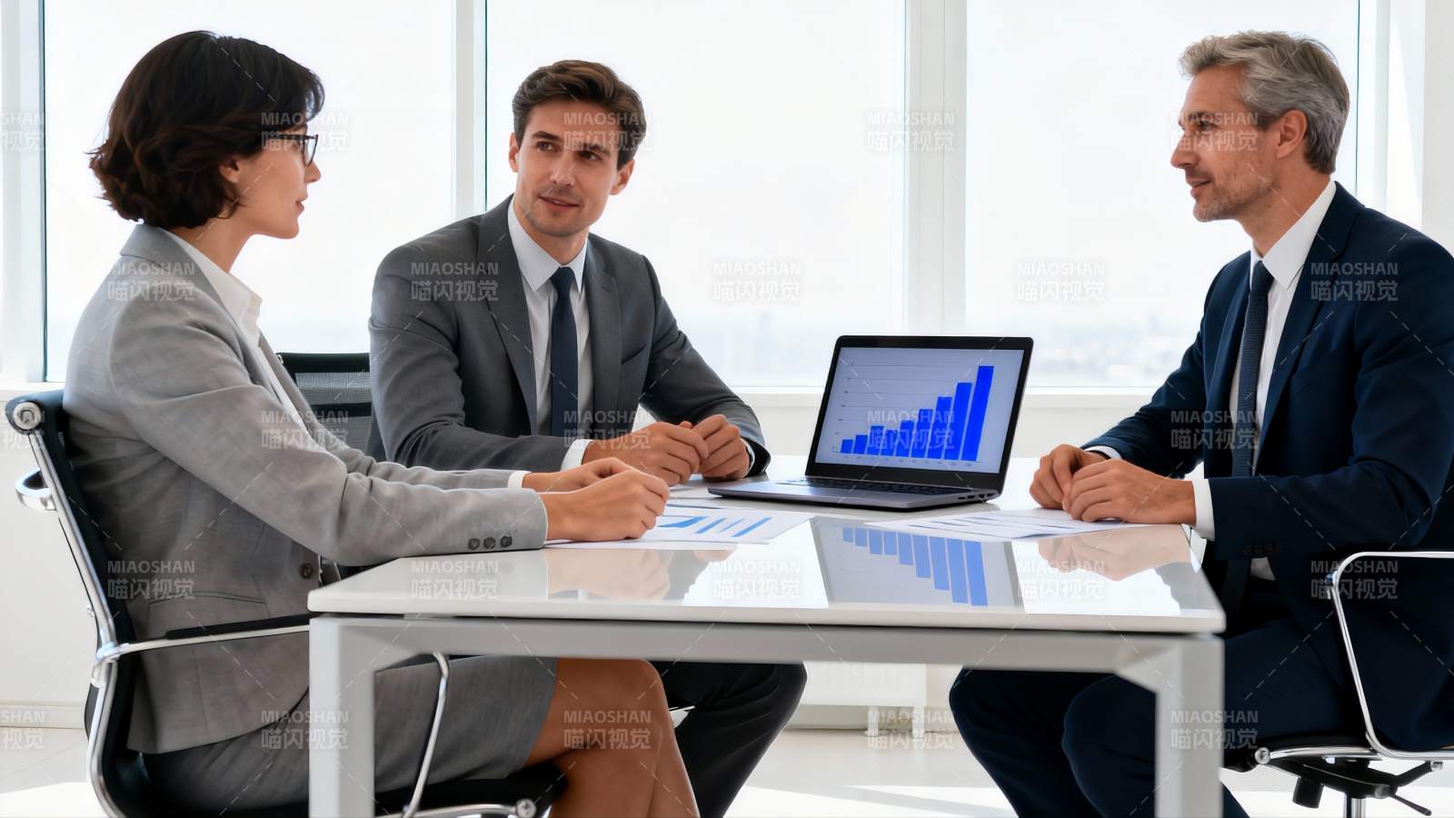 商务会议讨论中图片