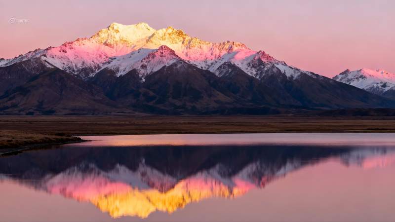 雪山倒影映朝霞图片